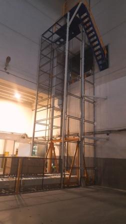 Подъемно-опускная секция на базе роликовых конвейеро Подъемно-опускная секция на базе роликовых конвейеро